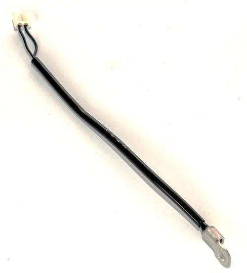 Schwarzes Kabel mit einem Stecker und einer Ringöse, möglicherweise für Daikin-Geräte, zur Befestigung oder Verbindung von elektrischen Komponenten.